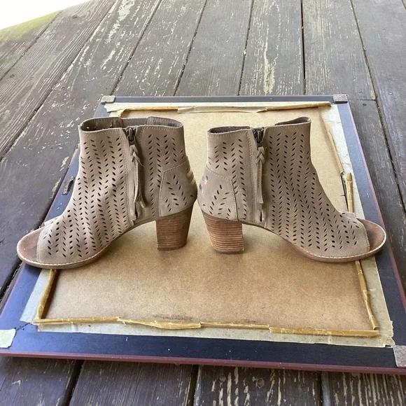 Toms light tan academia heeled open toed shoes, size 9 - Picture 7 of 9